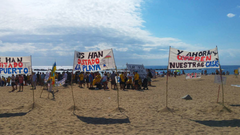 Protesta de veïns de la Barceloneta contra el turisme massiu. FOTO: Guillem Amatller