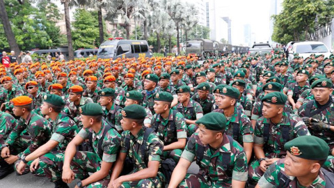 22/09/2019 - Militares indonesios se despliegan por los alrededores de la sede del Consejo de Supervisión Electoral | EFE/ Adi Weda