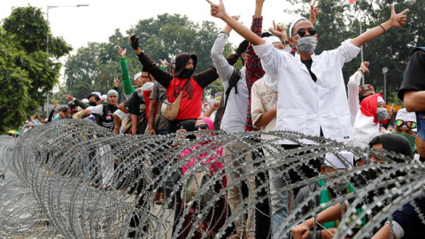 22/09/2019 - Manifestantes indonesios corean consignas tras el anuncio de los resultados electorales | EFE/ Adi Weda