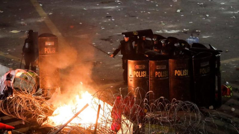 22/09/2019 - Miembros de la policía antidisturbios indonesia se enfrentan a los manifestantes  | EFE/ Mast Irham