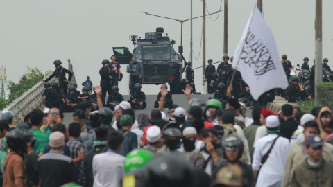 22/05/2019 - La policía forma un bloqueo contra los manifestantes en un paso elevado en Yakarta | Reuters/ Muhammad Iqbal