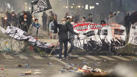 Los manifestantes lanzaron fuegos artificiales, piedras y otros objetos contra la Policía antidisturbios  | EFE/ Adi Weda