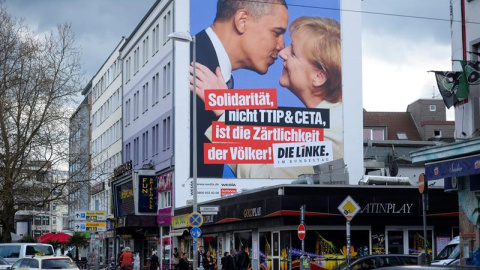 Valla publicitaria en Hannover, pagada por el partido de izquierdas Die Linke, contra el TTIP. / EFE