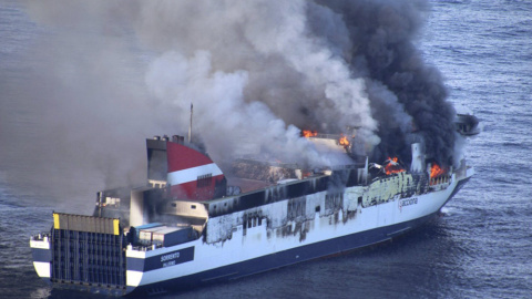 Fotografía aérea facilitada por la Guardia Civil del incendio del ferry de Transmediterránea que hacía la travesía Palma-Valencia y que tuvo que ser evacuado esta tarde a 18 millas al oeste de Mallorca. EFE