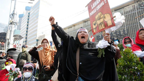 Mujeres musulmanas gritan consignas durante una manifestación convocada tras el anuncio de los resultados electorales  | EFE/ Adi Weda