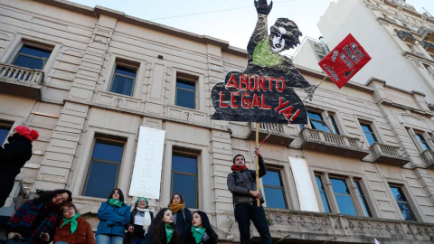 Miles de personas festejan la aprobación de la despenalización del aborto por parte de la Cámara de Diputados hoy, jueves 14 de junio de 2018, en las inmediaciones de la plaza del Congreso en Buenos Aires. (DAVID FERNÁNDEZ | EFE)