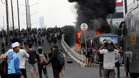 Varios autobuses en llamas durante las protestas | EFE/ Bagus Indahono