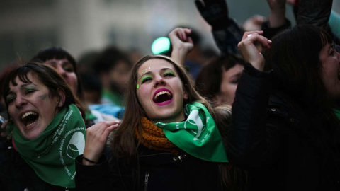 La alegría fue especialmente intensa entre las mujeres argentinas que tomaron masivamente las calles adyacentes al Congreso durante las 23 horas que duró el debate. (DAVID FERNÁNDEZ | EFE)