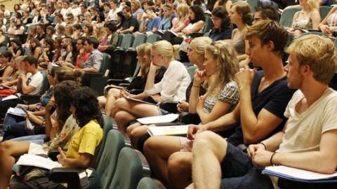 Estudiantes Erasmus en España durante una charla. /EFE