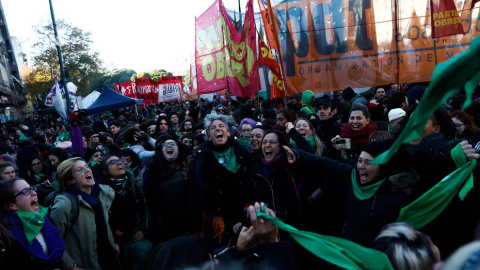 La Cámara de Diputados de Argentina aprobó un proyecto de ley que busca despenalizar el aborto hasta la semana 14 de gestación, que pasa ahora al Senado para su tratamiento y eventual sanción definitiva. (DAVID FERNÁNDEZ | EFE)