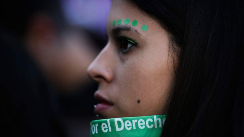 La emoción embargó a muchas de las manifestantes. (DAVID FERNÁNDEZ | EFE)