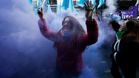 Una mujer festeja la decisión del Congreso argentino. (DAVID FERNÁNDEZ | EFE)