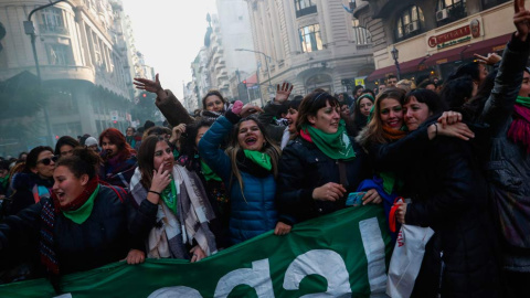 Abrumadora presencia femenina en la concentración. (DAVID FERNÁNDEZ | EFE)