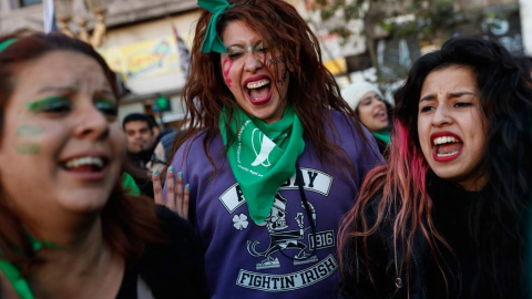 Tres mujeres expresan su alegría. (DAVID FERNÁNDEZ)