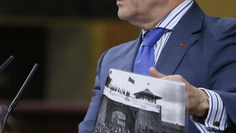 El ministro de Educación, José Ignacio Wert, durante su intervención en la sesión de control al Ejecutivo que se celebra hoy en el Congreso. EFE/Fernando Alvarado