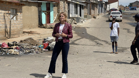 Almudena Ariza, durante el rodaje de 'Españoles en conflictos' en Sudáfrica