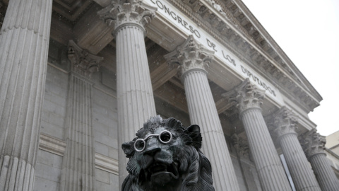 Los leones del Congreso en Madrid se ponen gafas para celebrar la novela del escritor Miguel de Cervantes 'Don Quijote', como parte de la conmemoración de los 400 años de la muerte del escritor. REUTERS/Andrea Comas