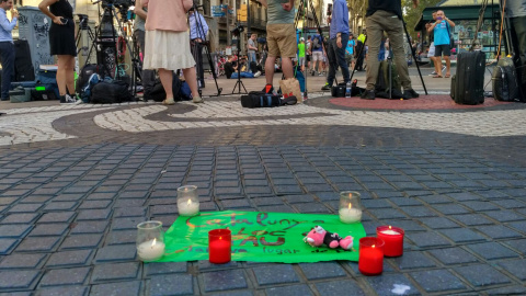 Altar que han començat a aixecar els vianants al centre de la Rambla. FOTO: Esperanza Escribano