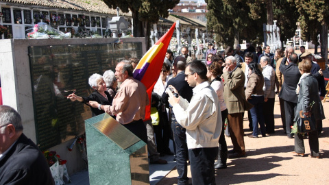 21/04/2023. Homenaje al as víctimas de Franco en el muro de la memoria del cementerio de Córdoba.