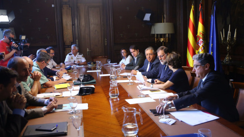 Imagen de la segunda reunión del gabinete de crisis en la delegación del Gobierno en Catalunya, con Rajoy, Santamaría y Zoido, a la que tampoco fueron invitados los Mossos ni la Generalitat.