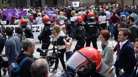 El presidente de Ciudadanos, Albert Rivera (d), y la candidata al Parlamento Europeo Maite Pagazaurtundua (2d), acompañados por otros dirigentes de su partido, participan este jueves, bajo una intensa presencia policial, en un homenaje a la