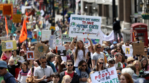 12/05/2019 - Activistas de 'Extinction Rebellion' participan en una marcha contra el cambio climático en el Día Internacional de la Madre en Londres, Gran Bretaña, 12 de mayo de 2019 | REUTERS/ Simon Dawson