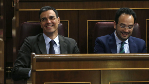 El líder del PSOE, Pedro Sánchez, y el portavoz parlamentario socialista, Antonio Hernando, durante la sesión de control al Gobierno, en el Congreso. EFE/Juan Carlos Hidalgo