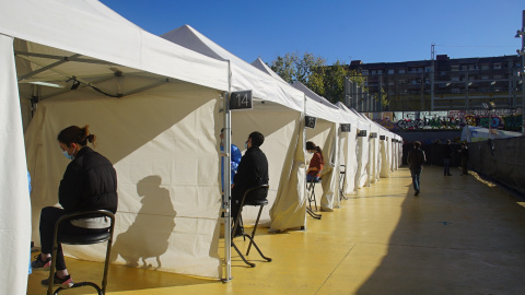 Diverses carpes habilitades al parc de les Tres Xemeneies per fer tests covid als assistents al concert a l'Apolo.