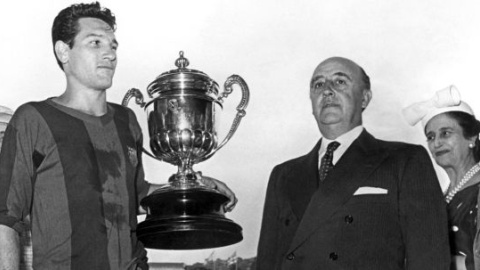 Francisco Franco entrega a Segarra, capitán del Barcelona, la Copa del Generalísimo en 1957.