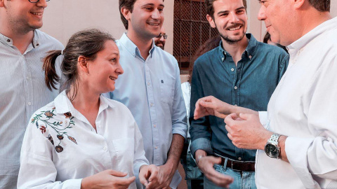 Juan Espadas, alcalde de Sevilla, conversa con un grupo de personas.