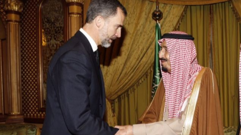 Felipe VI ofrece sus condolencias al Rey Salman por el fallecimiento del Rey Abdullah. FOTO: CASA REAL