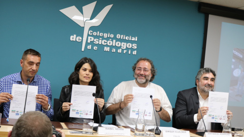 23/05/2019 - Emilio Delgado (Más Madrid), Isabel Serra (Unidas Podemos), Enrique Villalobos (presidente de la FRAVM) y José Manuel Rodríguez Uribes (PSOE) firman un acuerdo para controlar la actividad de las casas de apuestas en Madrid. / F