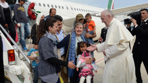 El papa Francisco junto al grupo de refugiados que viajó con él al Vaticano tras su visita a Lesbos. EFE