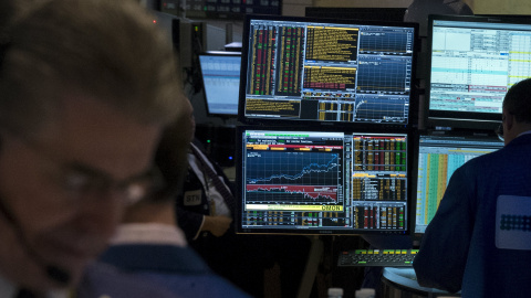 Las pantallas de los broker en el patio de negociación de la bolsa de Wall Street.. REUTERS/Brendan McDermid