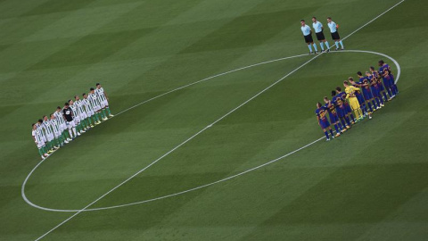 Los jugadores del Betis y del Barcelona guardan un minuto de silencio por las víctimas del atentado terrorista de Barcelona y Cambrils antes del inicio del partido correspondiente a la primera jornada de LaLiga Santander que se disputa en e