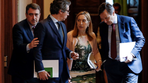 La presidenta del Congreso Ana Pastor, conversa con los diputados Rafael Hernando y Carlos Floriano en presencia del portavoz del PNV, Aitor Esteban, al término de la reunión de la Junta de Portavoces en el Congreso. EFE/Emilio Naranjo