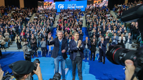 21/4/23 El presidente del Partido Popular, Alberto Núñez Feijóo, y el presidente de la Xunta de Galicia, Alfonso Rueda, en el acto de presentación de los candidatos a las elecciones municipales el pasado 25 de febrero en Santiago.