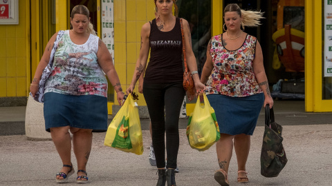 Paola Cortellesi con Alessandra y Valentina Giudicessa en una escena de la película.