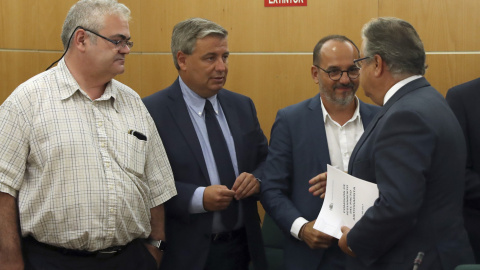 El portavoz del Congreso del PDeCAT, Carles Campuzano (2d), el coordinador de los diputados y senadores, Jordi Xuclà (2i) y el diputado portavoz de Interior, Feliu Giullaumes (i), saludan al ministro del Interior, Juan Ignacio Zoido, moment