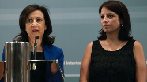 La portavoz socialista en la Cámara Baja, Margarita Robles, y la vicesecretaria general del PSOE, Adriana Lastra, durante la rueda de prensa posterior a la reunión del pacto antiyihadista. EFE/J. J. Guillén