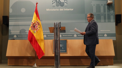 El ministro del Interior, Juan Ignacio Zoido, a su llegada a la rueda de prensa posterior a la reunión del pacto antiyihadista. EFE/J. J. Guillén