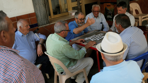 Un grupo de pensionistas juega al dominó en una terraza en la localidad malagueña de Fuengirola. REUTERS/Jon Nazca