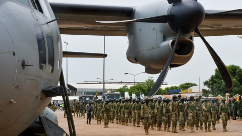 22/04/2023. Soldados del Ejército de Sudán antes de partir en el aeropuerto de Juba , a 3 de abril de 2023.