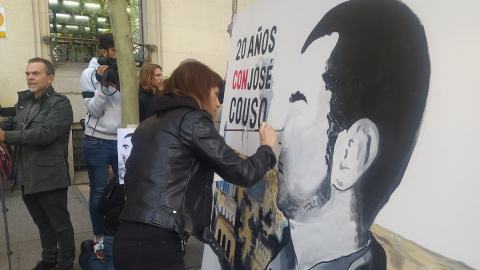 22/04/23 Una mujer artista pinta un mural de José Couso en el acto en homenaje al reportero frente a la embajada de los Estados Unidos en Madrid