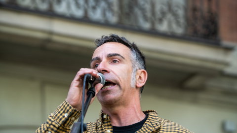 22/04/23 David Couso, hermano del periodista asesinado hace 20 años en la guerra de Irak, habla durante un acto de homenaje frente a la embajada de Estados Unidos, en Madrid