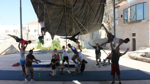 Mohammad Abu Sakha (el chico del diábolo), junto a sus compañeras y compañeros en la Escuela de Circo Palestina - Foto cedida por The Palestine Circus School