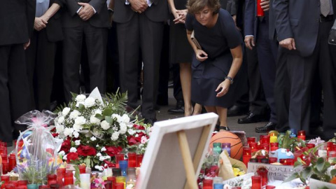 Los reyes, el presidente de la Generalitat, Carles Puigdemont; la vicepresidenta del Gobierno, Soraya Saénz de Santamaría  y la alcaldesa de Barcelona, Ada Colau, entre otros, en La Rambla de Barcelona durante un homenaje a las víctimas de 