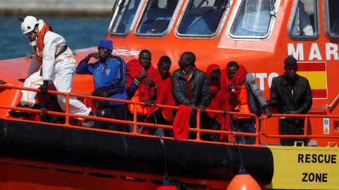 Migrantes rescatados en el Meditarráneo llegan al puerto de Málaga. REUTERS/Jon Nazca