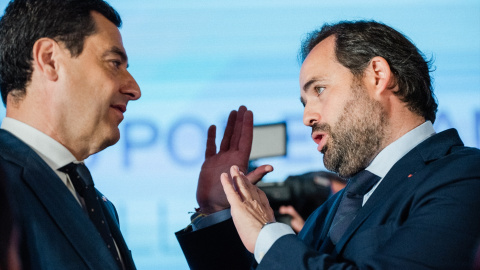 El presidente de la Junta de Andalucía, Juanma Moreno Bonilla (i), y el presidente del PP en Castilla-La Mancha, Paco Núñez (d), durante un acto de precampaña del PP en Toledo a 22 de abril de 2023.