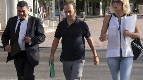 Francesco Arcuri (c), expareja de Juana Rivas, y padre de sus hijos, a su llegada al juzgado de primera instacia nº 3 de Granada acompañado de sus abogados. EFE/Pepe Torres